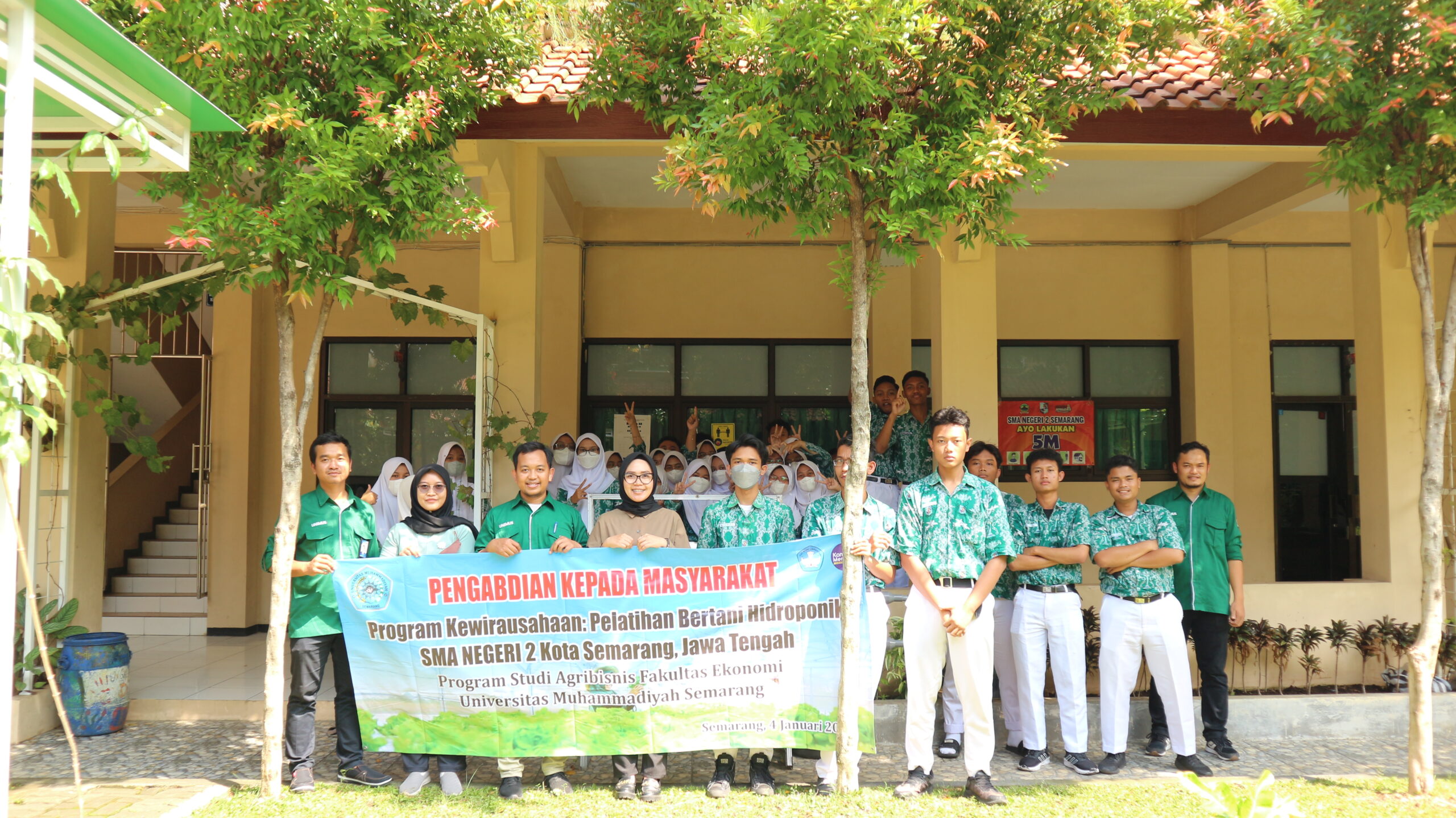 Program Kewirausahaan : Pelatihan Bertani Hidroponik di SMA Negeri 2 Semarang